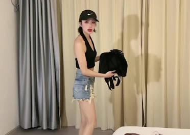 猥琐摄影师诱骗女大学生棚拍强制中出实录